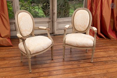 deux chaises posées sur un parquet devant une fenêtre
