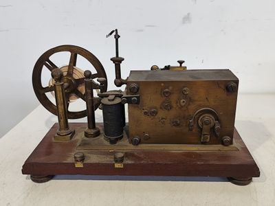 une vieille locomotive à vapeur posée sur une table en bois