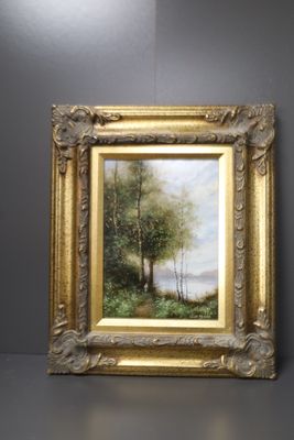 une peinture à l'huile représentant un paysage avec des arbres et un lac en arrière-plan