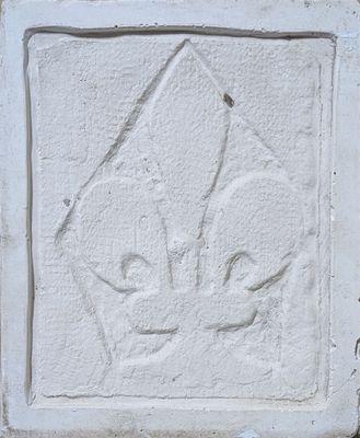 a picture of a white tile with a fleur de lis design on it