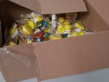 une boîte en carton remplie de bonbons assortis posée sur une table