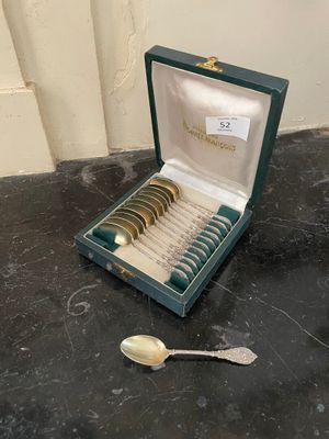 une boîte contenant des cuillères, posée sur une table