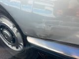 un gros plan sur le pneu d'une voiture dans la rue