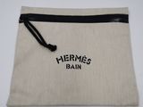 un sac blanc muni d'une fermeture éclair noire et d'un logo