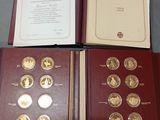 trois livres contenant des pièces d'or et d'argent, posés sur une table
