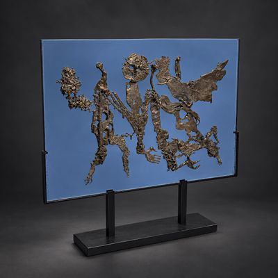 une image représentant une sculpture d'un groupe de personnes sur fond bleu