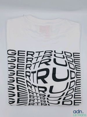 un t-shirt blanc orné d'un motif en noir et blanc