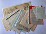 une pile de vieux journaux posée sur une table