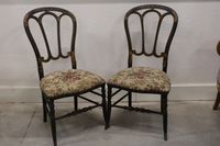 Paire de chaises charivari en bois noirci à décor doré, assi…