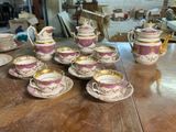 beaucoup de tasses et de soucoupes sur la table