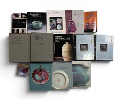 un grand nombre de livres posés sur une table