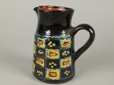 un vase noir et orange orné d'un motif