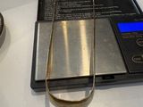 une balance posée sur une table