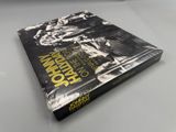 le livre est posé sur une table, à côté d'un clavier
