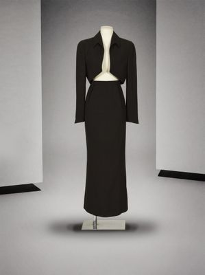 une photo d'une robe et d'une veste noires et blanches présentées sur un mannequin