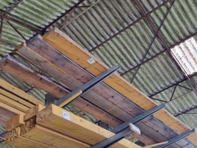 une échelle en bois suspendue au plafond