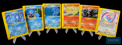 Plusieurs cartes Pokémon sont alignées les unes à côté des autres sur un fond noir.