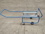 un chariot bleu posé par terre
