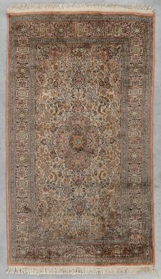 un ancien tapis persan à motif de médaillon