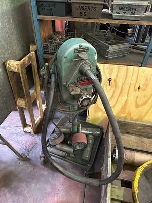 une machine posée sur une table dans une pièce