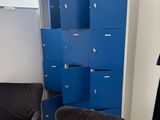 une pièce avec un bureau et une chaise