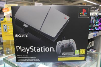 une boîte sur laquelle figure une manette de jeu, dans un magasin