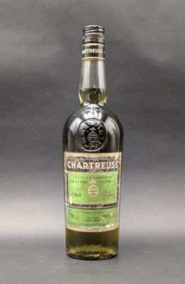 une bouteille de whisky irlandais à la Chartreuse sur fond gris