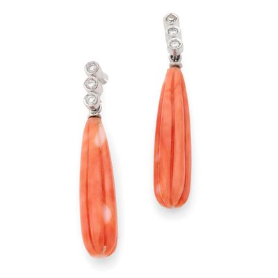 une paire de boucles d'oreilles en corail et diamants