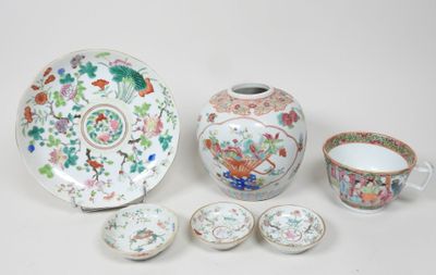 de nombreuses pièces de porcelaine très variées exposées sur la table