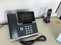 un ordinateur HP avec deux écrans PHILIPS sur bras articulé (photo 3)