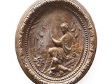 un gros plan sur une plaque en bronze représentant une femme et un enfant