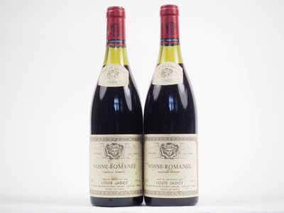 deux bouteilles de vin sont posées côte à côte sur une surface blanche