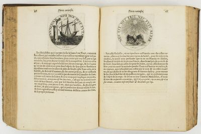 un livre ouvert sur lequel figure l'image d'un bateau et une autre image d'un bateau sur la page