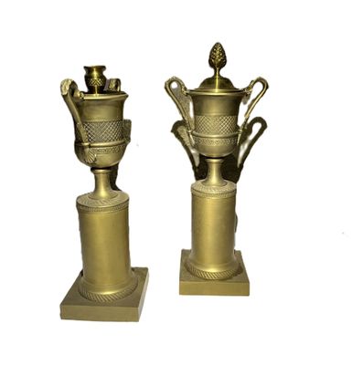 deux vases en or empilés l'un sur l'autre