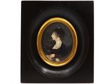 un portrait, dans un cadre noir et doré, représentant une femme en robe noire