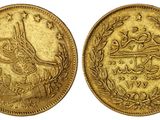 deux pièces d'or portant une écriture arabe