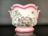 un vase rose et blanc orné d'un motif d'oiseau