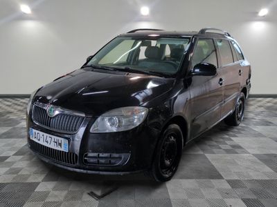 la photo d'une voiture noire garée dans un garage
