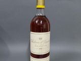 une bouteille de vin posée sur une table