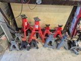de nombreux outils qui traînent par terre dans le garage