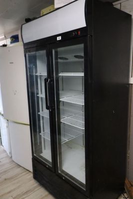 deux réfrigérateurs installés dans une pièce