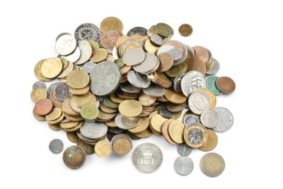 une pile de pièces de monnaie sur une surface blanche