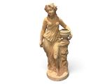 une statue représentant une femme assise sur une borne d'incendie