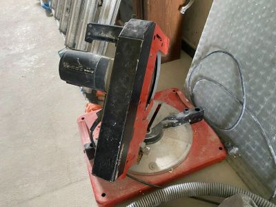 une machine posée sur une table dans une pièce