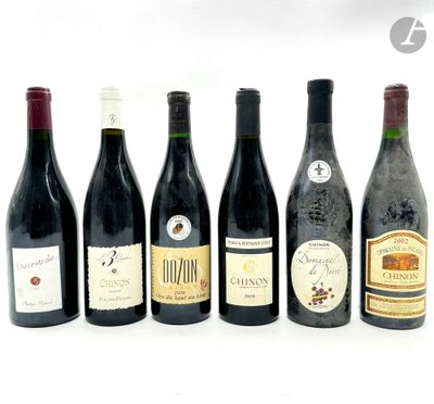 plusieurs bouteilles de vin sont alignées sur une surface blanche