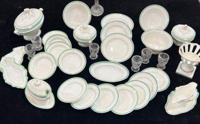 une photo d'un ensemble de plats et de tasses blancs et verts