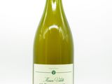 la bouteille de vin blanc est posée sur une surface blanche