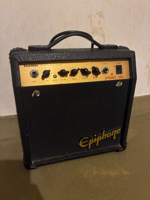 un amplificateur de guitare électrique posé sur une table près d'un mur