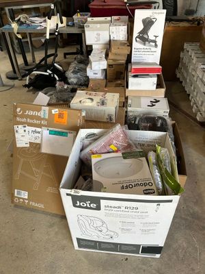 une boîte remplie d'objets posée par terre dans le garage