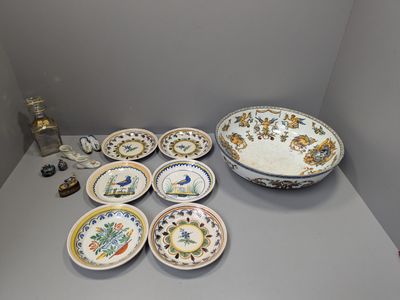 plusieurs assiettes et bols posés sur une table